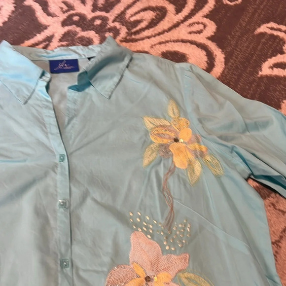 Jh collectibles women’s button front top. Excellent condition. Size 1 - Picture 3 of 5